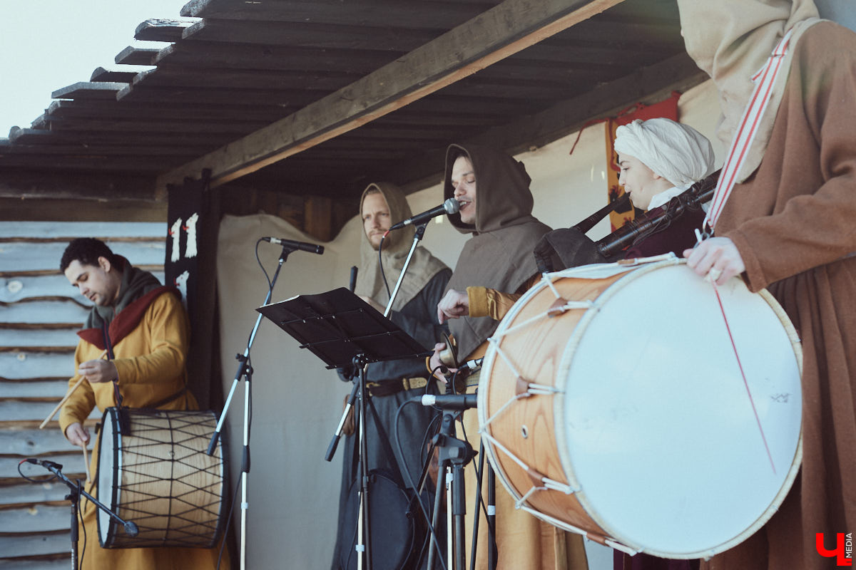 В субботний полдень суздальский музей живой истории «Щурово городище» ожил. Залаяли собаки, нетерпеливо зафыркали кони, понеслись по клеткам кролики - на ристалище, гремя латами, вышли средневековые рыцари.