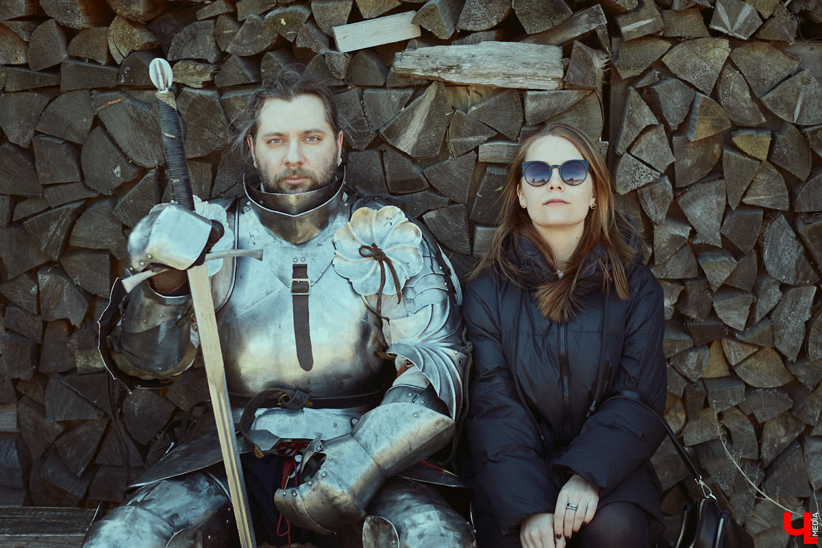 В субботний полдень суздальский музей живой истории «Щурово городище» ожил. Залаяли собаки, нетерпеливо зафыркали кони, понеслись по клеткам кролики - на ристалище, гремя латами, вышли средневековые рыцари.