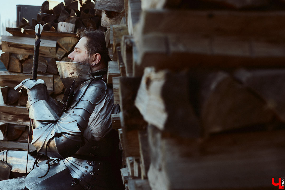 В субботний полдень суздальский музей живой истории «Щурово городище» ожил. Залаяли собаки, нетерпеливо зафыркали кони, понеслись по клеткам кролики - на ристалище, гремя латами, вышли средневековые рыцари.