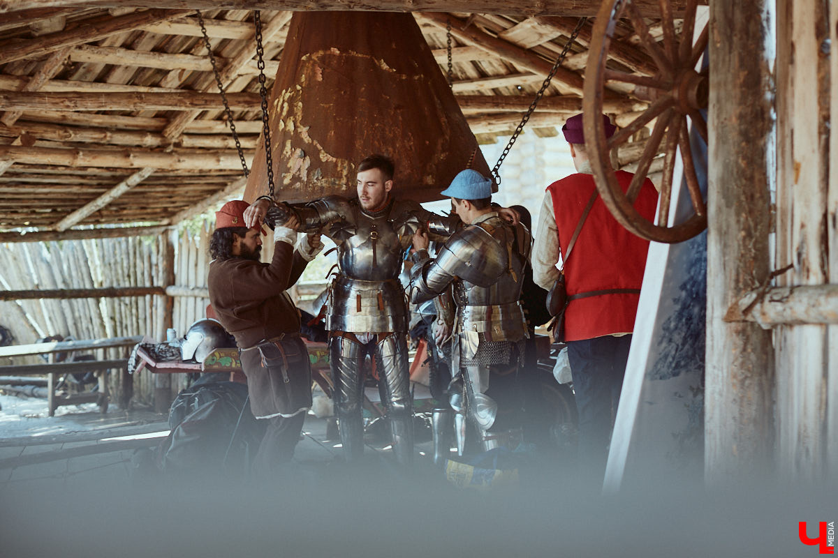 В субботний полдень суздальский музей живой истории «Щурово городище» ожил. Залаяли собаки, нетерпеливо зафыркали кони, понеслись по клеткам кролики - на ристалище, гремя латами, вышли средневековые рыцари.