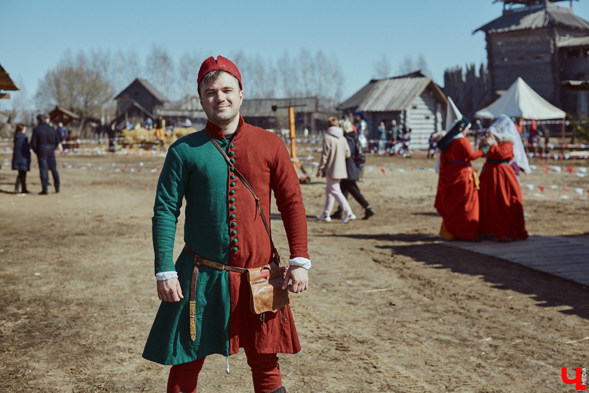 В субботний полдень суздальский музей живой истории «Щурово городище» ожил. Залаяли собаки, нетерпеливо зафыркали кони, понеслись по клеткам кролики - на ристалище, гремя латами, вышли средневековые рыцари.