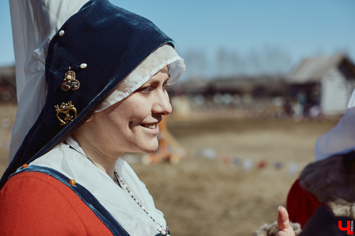 В субботний полдень суздальский музей живой истории «Щурово городище» ожил. Залаяли собаки, нетерпеливо зафыркали кони, понеслись по клеткам кролики - на ристалище, гремя латами, вышли средневековые рыцари.