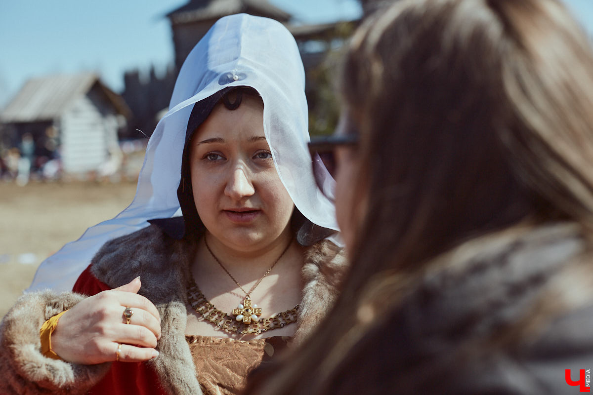 В субботний полдень суздальский музей живой истории «Щурово городище» ожил. Залаяли собаки, нетерпеливо зафыркали кони, понеслись по клеткам кролики - на ристалище, гремя латами, вышли средневековые рыцари.