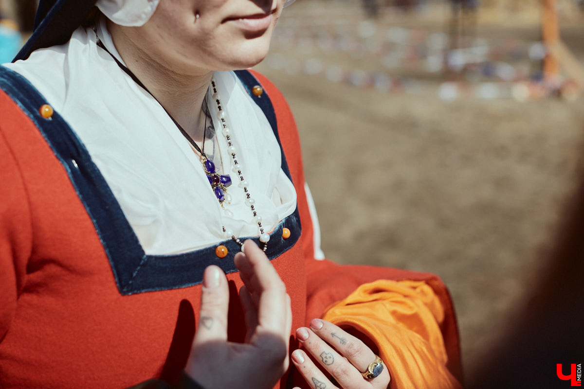 В субботний полдень суздальский музей живой истории «Щурово городище» ожил. Залаяли собаки, нетерпеливо зафыркали кони, понеслись по клеткам кролики - на ристалище, гремя латами, вышли средневековые рыцари.