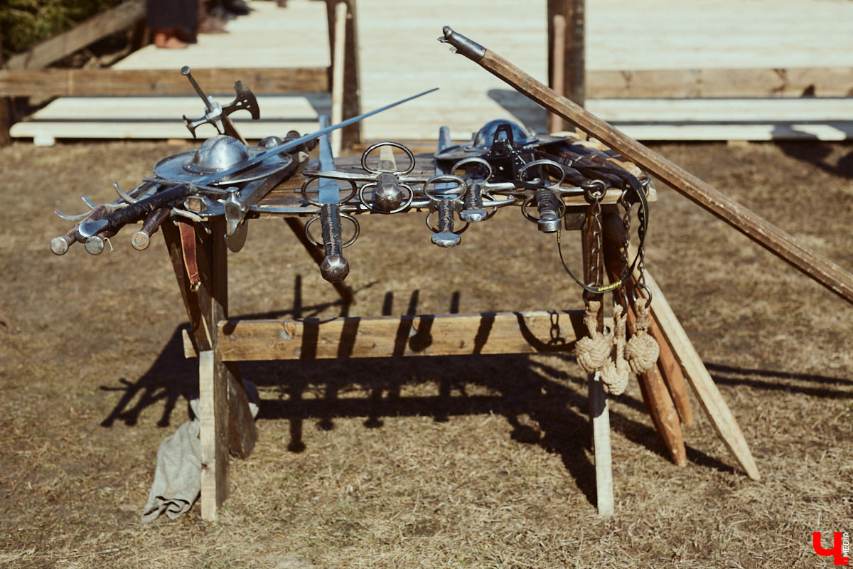 В субботний полдень суздальский музей живой истории «Щурово городище» ожил. Залаяли собаки, нетерпеливо зафыркали кони, понеслись по клеткам кролики - на ристалище, гремя латами, вышли средневековые рыцари.