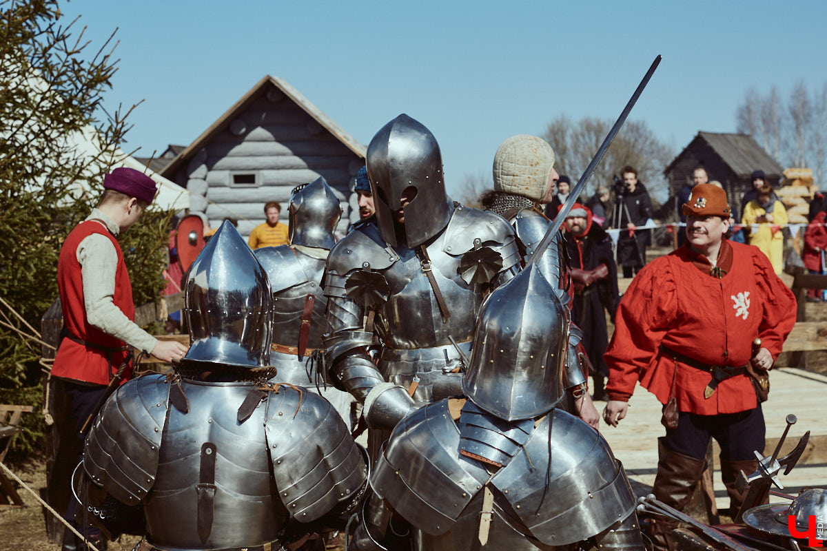 В субботний полдень суздальский музей живой истории «Щурово городище» ожил. Залаяли собаки, нетерпеливо зафыркали кони, понеслись по клеткам кролики - на ристалище, гремя латами, вышли средневековые рыцари.