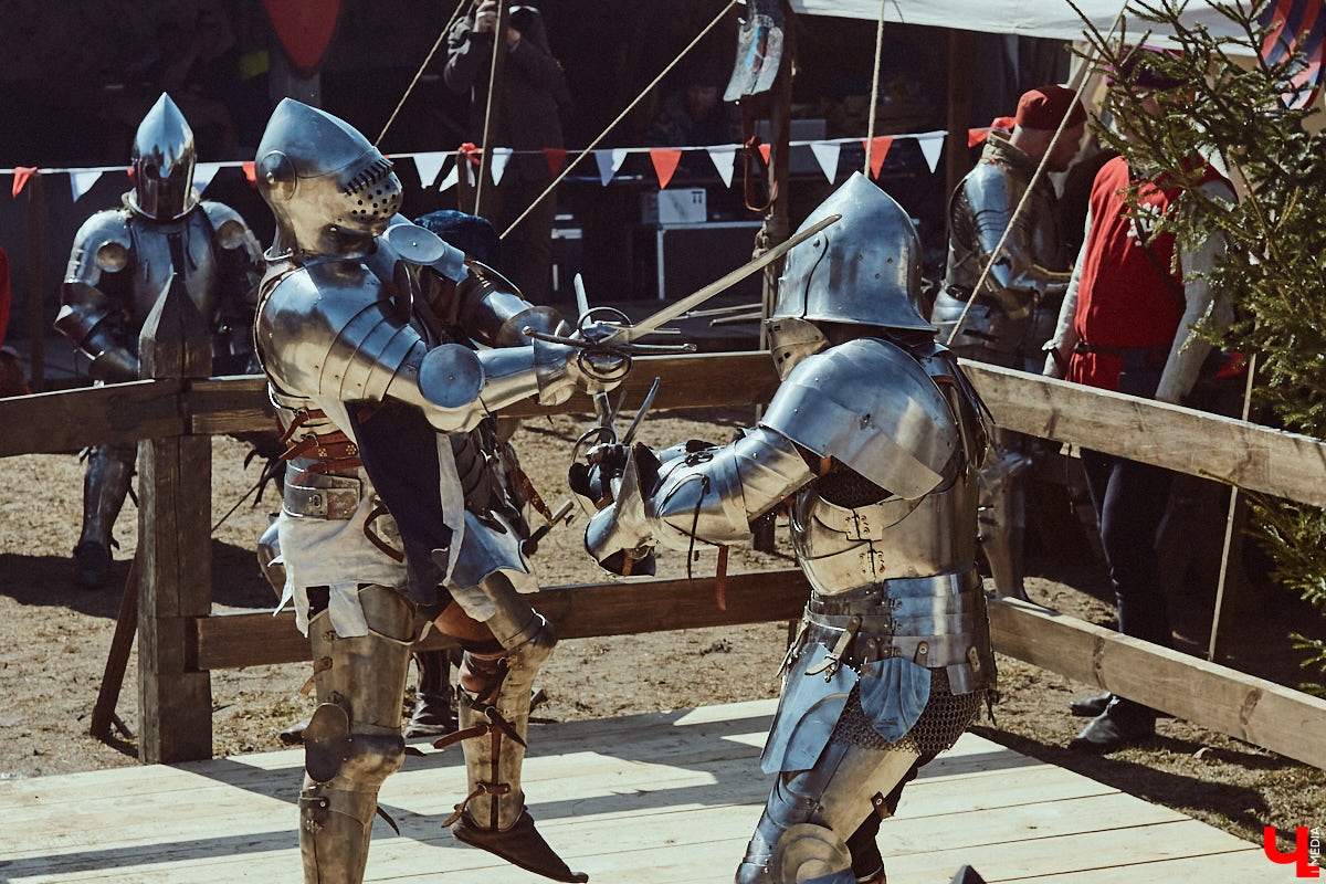 В субботний полдень суздальский музей живой истории «Щурово городище» ожил. Залаяли собаки, нетерпеливо зафыркали кони, понеслись по клеткам кролики - на ристалище, гремя латами, вышли средневековые рыцари.