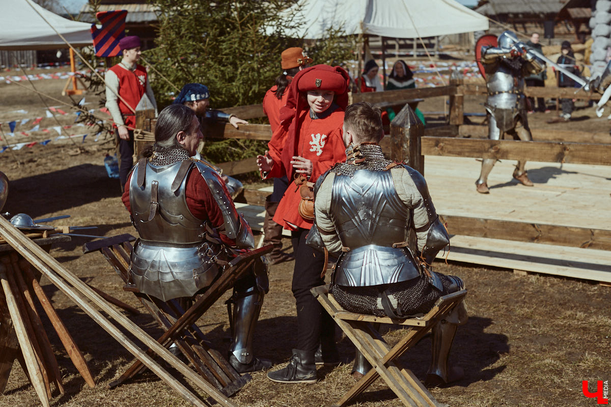 В субботний полдень суздальский музей живой истории «Щурово городище» ожил. Залаяли собаки, нетерпеливо зафыркали кони, понеслись по клеткам кролики - на ристалище, гремя латами, вышли средневековые рыцари.