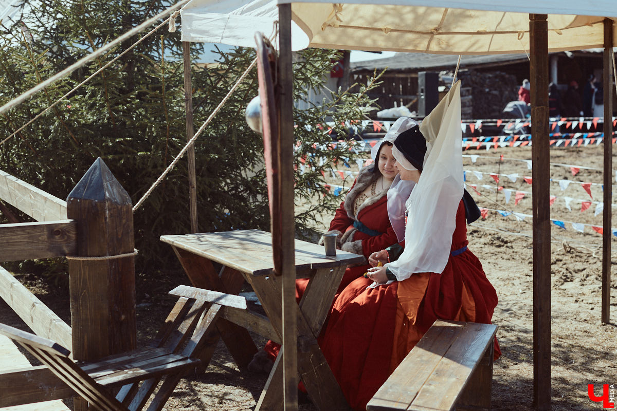 В субботний полдень суздальский музей живой истории «Щурово городище» ожил. Залаяли собаки, нетерпеливо зафыркали кони, понеслись по клеткам кролики - на ристалище, гремя латами, вышли средневековые рыцари.