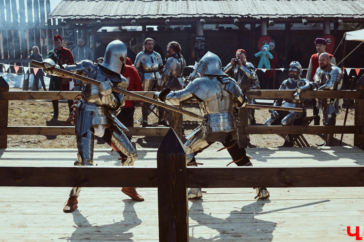 В субботний полдень суздальский музей живой истории «Щурово городище» ожил. Залаяли собаки, нетерпеливо зафыркали кони, понеслись по клеткам кролики - на ристалище, гремя латами, вышли средневековые рыцари.