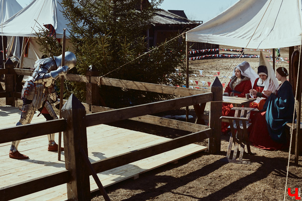 В субботний полдень суздальский музей живой истории «Щурово городище» ожил. Залаяли собаки, нетерпеливо зафыркали кони, понеслись по клеткам кролики - на ристалище, гремя латами, вышли средневековые рыцари.