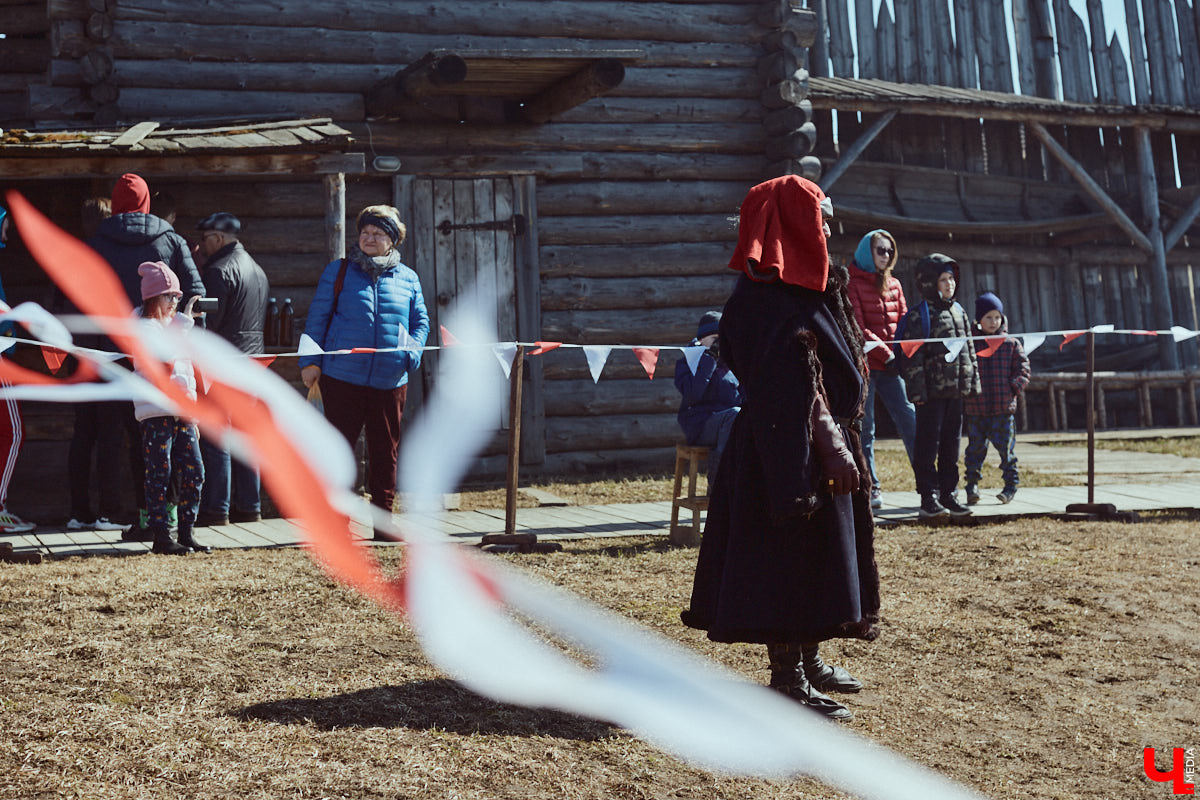 В субботний полдень суздальский музей живой истории «Щурово городище» ожил. Залаяли собаки, нетерпеливо зафыркали кони, понеслись по клеткам кролики - на ристалище, гремя латами, вышли средневековые рыцари.