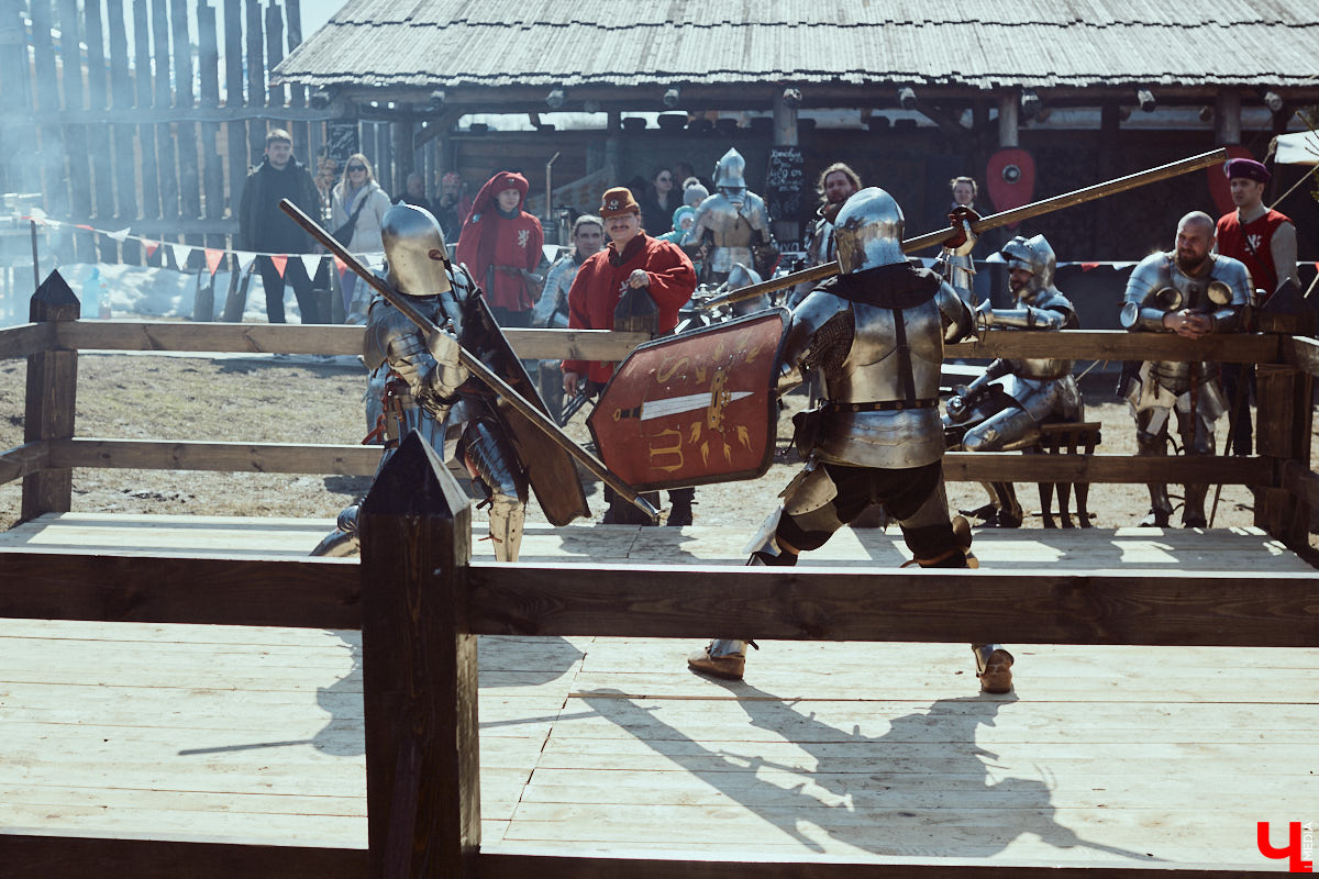 В субботний полдень суздальский музей живой истории «Щурово городище» ожил. Залаяли собаки, нетерпеливо зафыркали кони, понеслись по клеткам кролики - на ристалище, гремя латами, вышли средневековые рыцари.