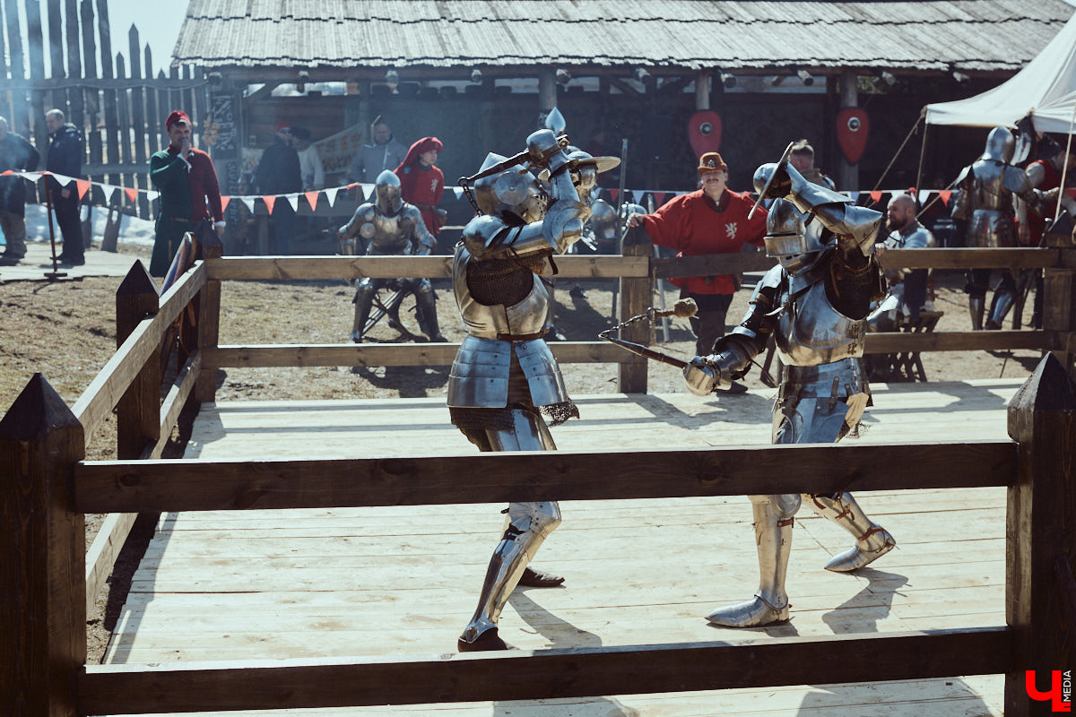 В субботний полдень суздальский музей живой истории «Щурово городище» ожил. Залаяли собаки, нетерпеливо зафыркали кони, понеслись по клеткам кролики - на ристалище, гремя латами, вышли средневековые рыцари.