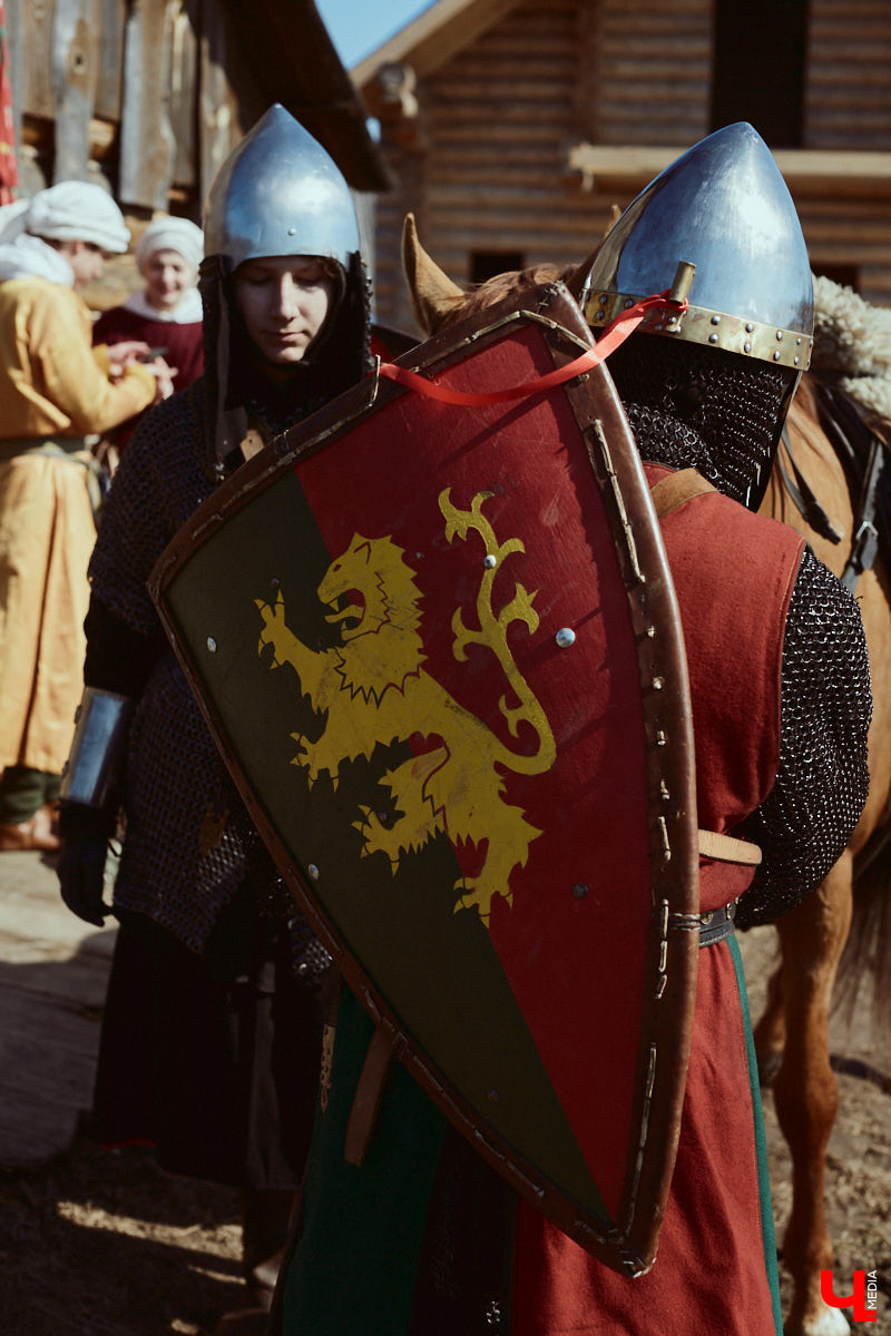 В субботний полдень суздальский музей живой истории «Щурово городище» ожил. Залаяли собаки, нетерпеливо зафыркали кони, понеслись по клеткам кролики - на ристалище, гремя латами, вышли средневековые рыцари.