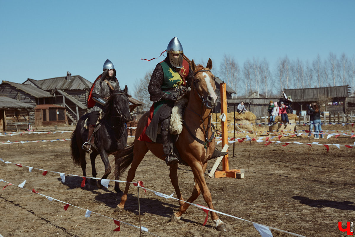В субботний полдень суздальский музей живой истории «Щурово городище» ожил. Залаяли собаки, нетерпеливо зафыркали кони, понеслись по клеткам кролики - на ристалище, гремя латами, вышли средневековые рыцари.