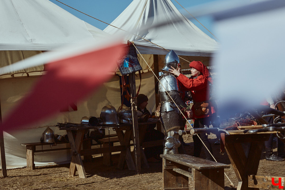 В субботний полдень суздальский музей живой истории «Щурово городище» ожил. Залаяли собаки, нетерпеливо зафыркали кони, понеслись по клеткам кролики - на ристалище, гремя латами, вышли средневековые рыцари.
