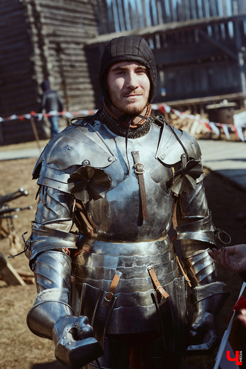 В субботний полдень суздальский музей живой истории «Щурово городище» ожил. Залаяли собаки, нетерпеливо зафыркали кони, понеслись по клеткам кролики - на ристалище, гремя латами, вышли средневековые рыцари.