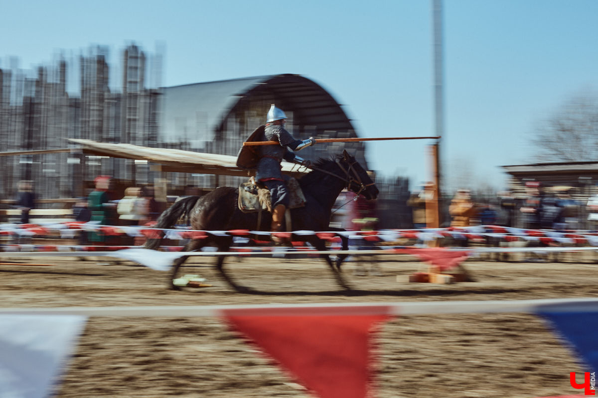 В субботний полдень суздальский музей живой истории «Щурово городище» ожил. Залаяли собаки, нетерпеливо зафыркали кони, понеслись по клеткам кролики - на ристалище, гремя латами, вышли средневековые рыцари.