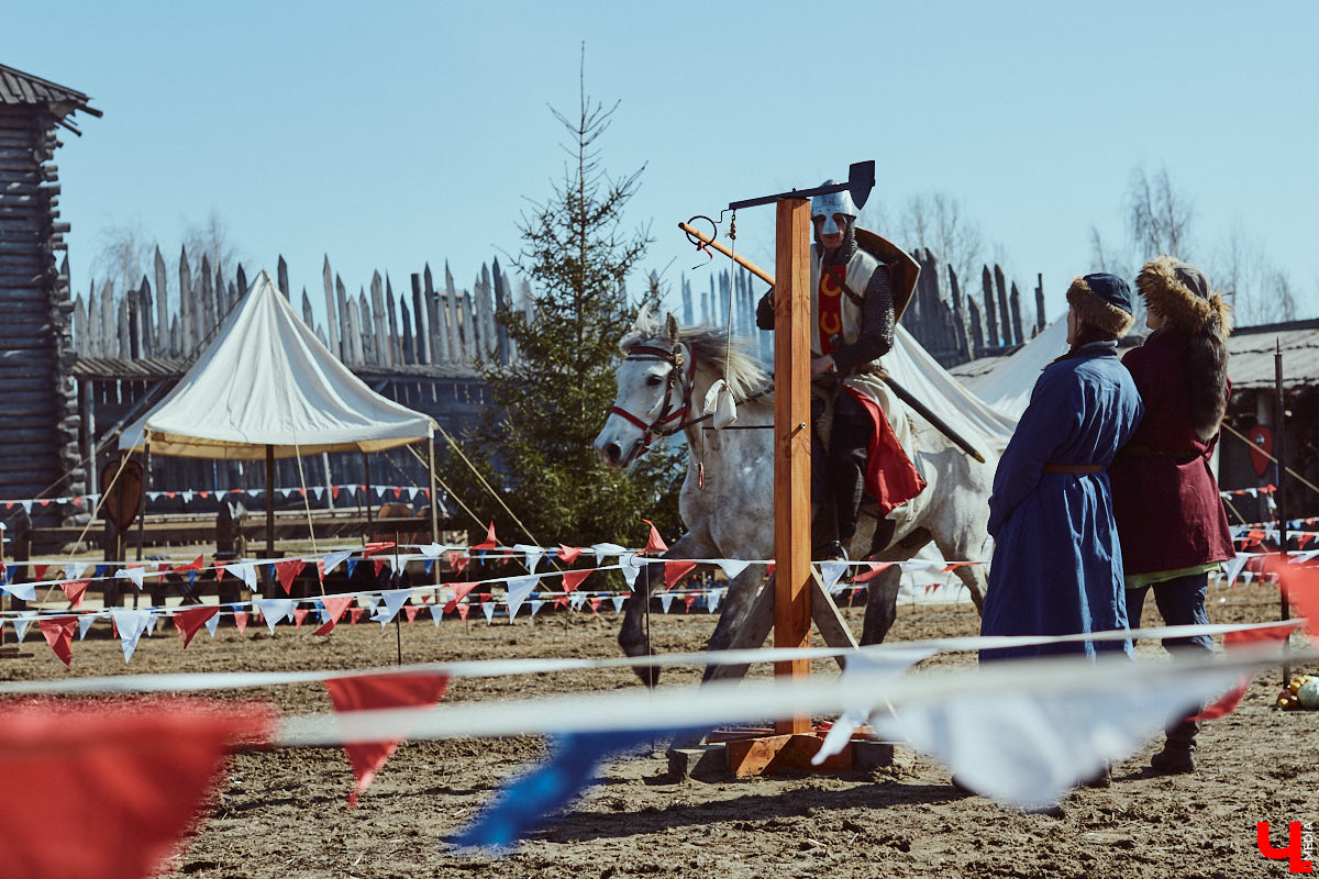 В субботний полдень суздальский музей живой истории «Щурово городище» ожил. Залаяли собаки, нетерпеливо зафыркали кони, понеслись по клеткам кролики - на ристалище, гремя латами, вышли средневековые рыцари.