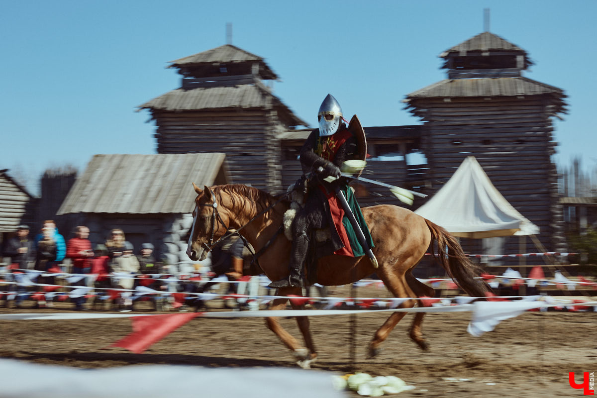 В субботний полдень суздальский музей живой истории «Щурово городище» ожил. Залаяли собаки, нетерпеливо зафыркали кони, понеслись по клеткам кролики - на ристалище, гремя латами, вышли средневековые рыцари.