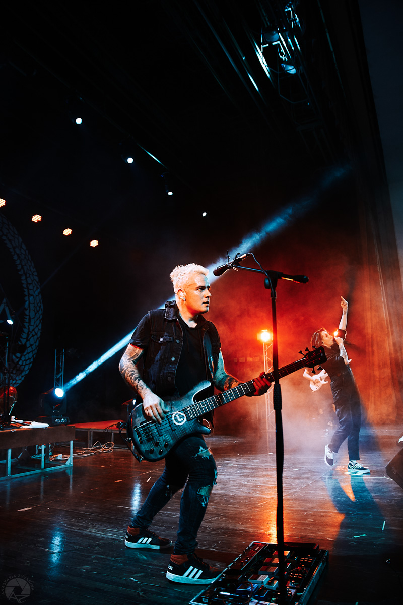 8 апреля стены владимирского Art Hall сотрясли звуки истинного альтернативного рока. Главным «виновником» этого стала группа LOUNA.