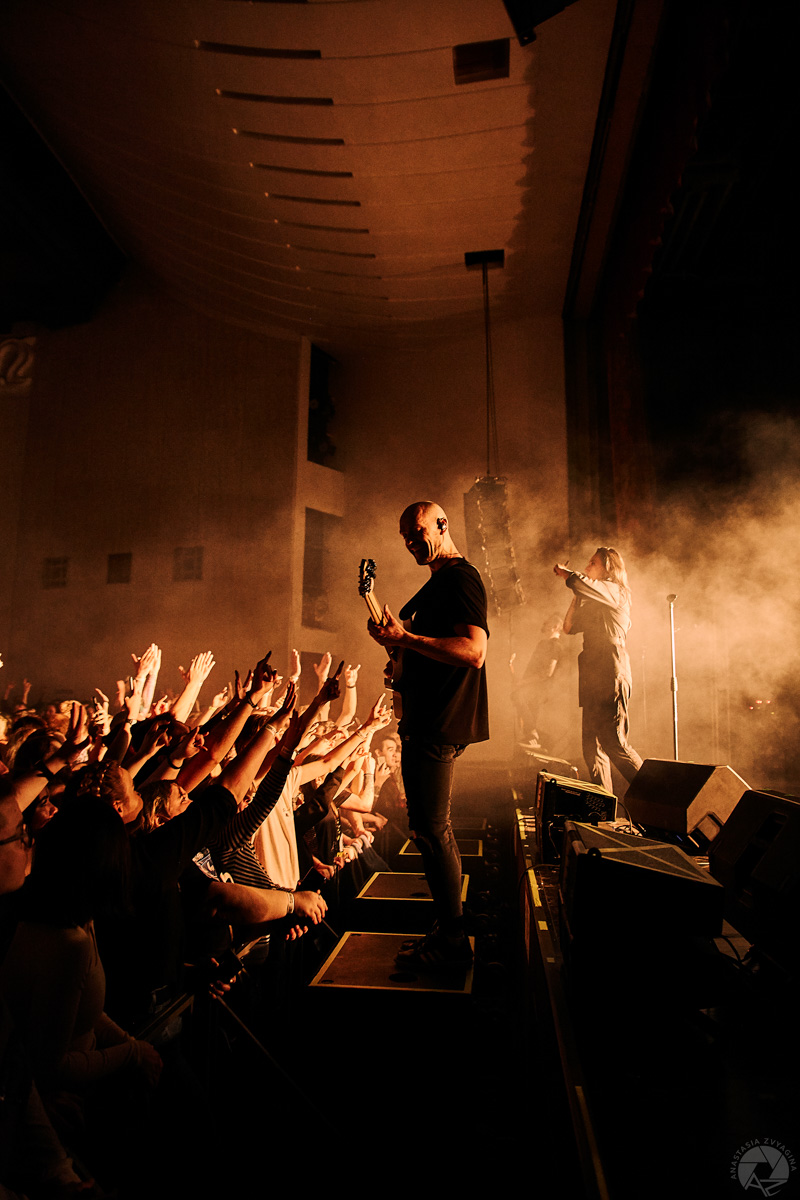 8 апреля стены владимирского Art Hall сотрясли звуки истинного альтернативного рока. Главным «виновником» этого стала группа LOUNA.