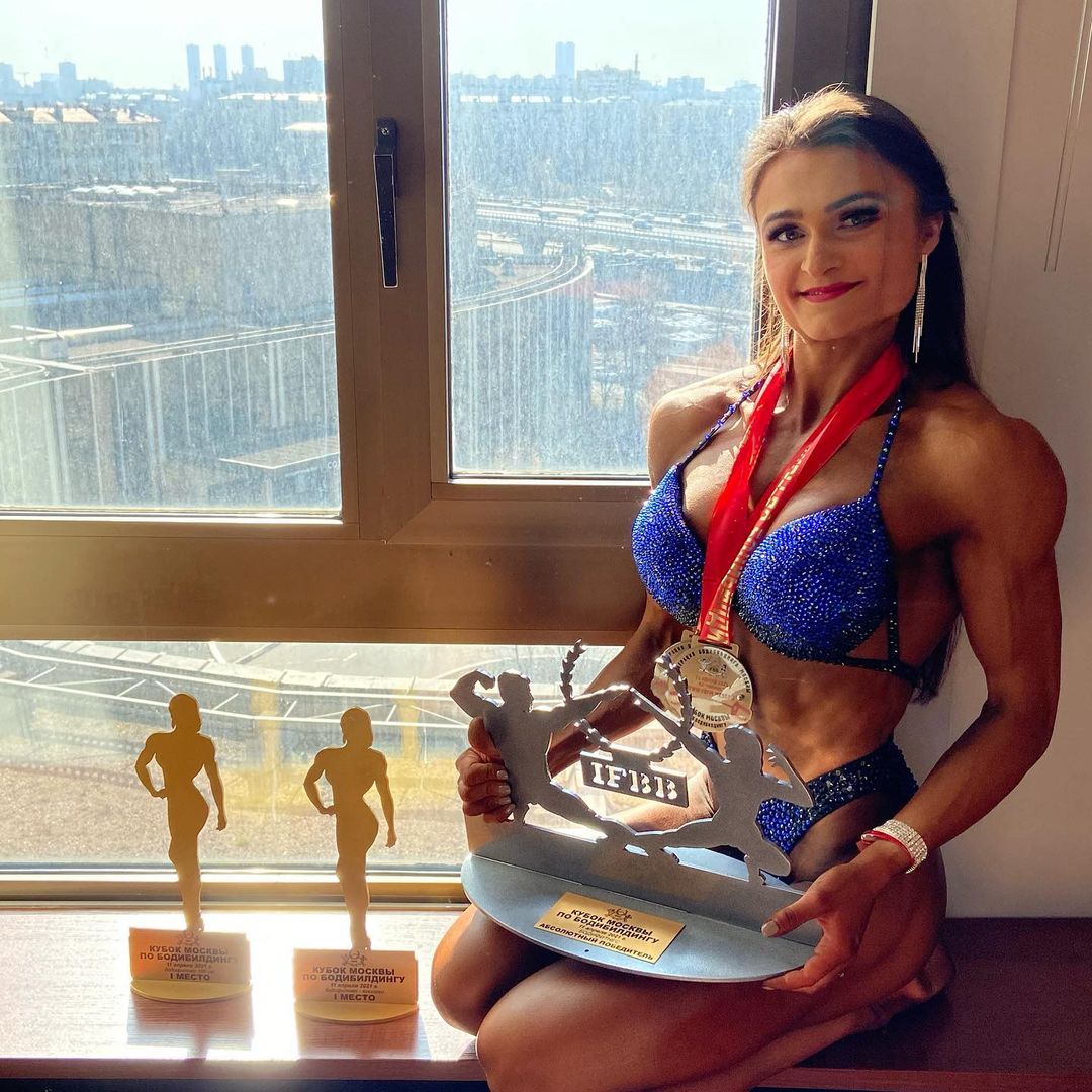 Позади у Надежды Афанасьевой 10 недель тяжелых тренировок и строгих диет, но полученный результат стоил того - владимирский тренер победила сразу в трех категориях на Кубке Москвы по бодибилдингу 2021!