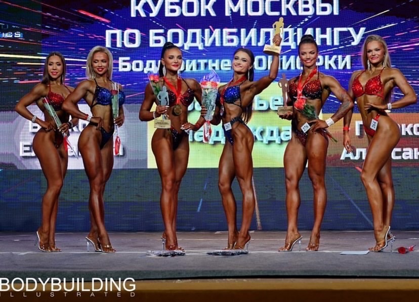 Позади у Надежды Афанасьевой 10 недель тяжелых тренировок и строгих диет, но полученный результат стоил того - владимирский тренер победила сразу в трех категориях на Кубке Москвы по бодибилдингу 2021!