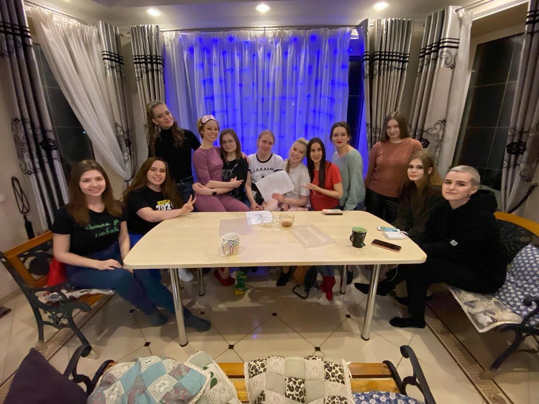 Сестры Каратыгины снова на связи! Узнаем, чего ждать от фильма «Выпьем за любовь» — аналога популярного реалити «Холостяк».