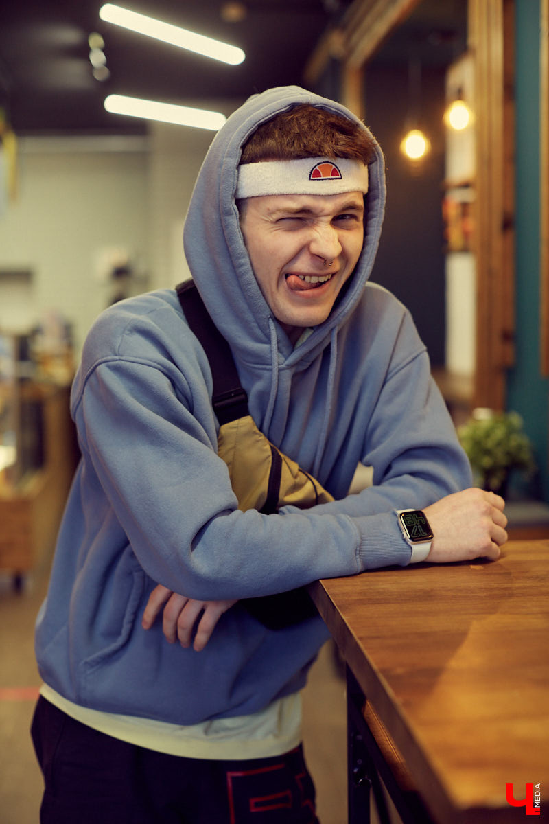 Как творческий стимул сподвигает к переработкам? Общаемся с необычным официантом Иваном Бакалейским, который умеет зарабатывать вне зависимости от обстоятельств и без этих ваших «нормальных работ».