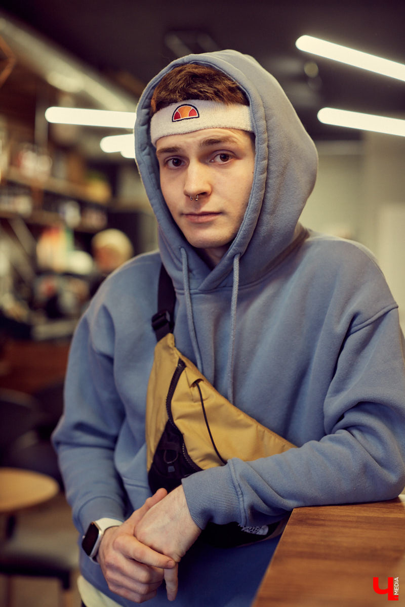 Как творческий стимул сподвигает к переработкам? Общаемся с необычным официантом Иваном Бакалейским, который умеет зарабатывать вне зависимости от обстоятельств и без этих ваших «нормальных работ».