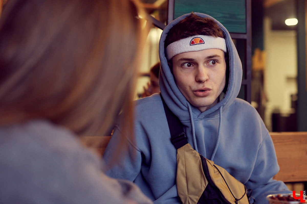 Как творческий стимул сподвигает к переработкам? Общаемся с необычным официантом Иваном Бакалейским, который умеет зарабатывать вне зависимости от обстоятельств и без этих ваших «нормальных работ».