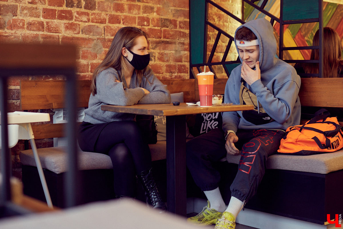 Как творческий стимул сподвигает к переработкам? Общаемся с необычным официантом Иваном Бакалейским, который умеет зарабатывать вне зависимости от обстоятельств и без этих ваших «нормальных работ».