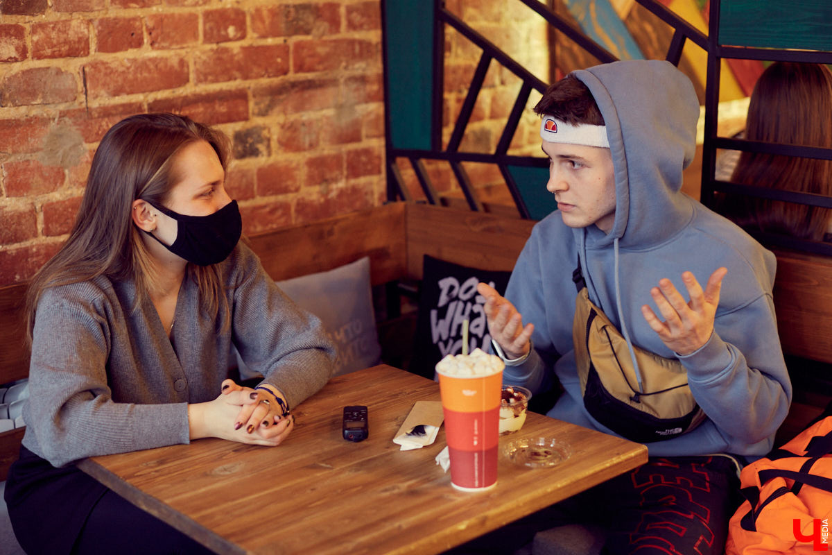 Как творческий стимул сподвигает к переработкам? Общаемся с необычным официантом Иваном Бакалейским, который умеет зарабатывать вне зависимости от обстоятельств и без этих ваших «нормальных работ».