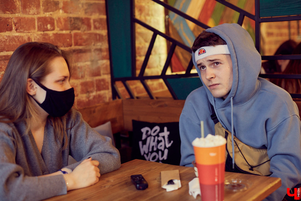 Как творческий стимул сподвигает к переработкам? Общаемся с необычным официантом Иваном Бакалейским, который умеет зарабатывать вне зависимости от обстоятельств и без этих ваших «нормальных работ».