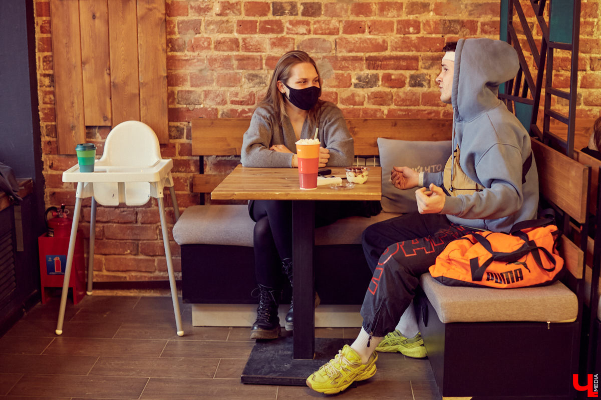 Как творческий стимул сподвигает к переработкам? Общаемся с необычным официантом Иваном Бакалейским, который умеет зарабатывать вне зависимости от обстоятельств и без этих ваших «нормальных работ».