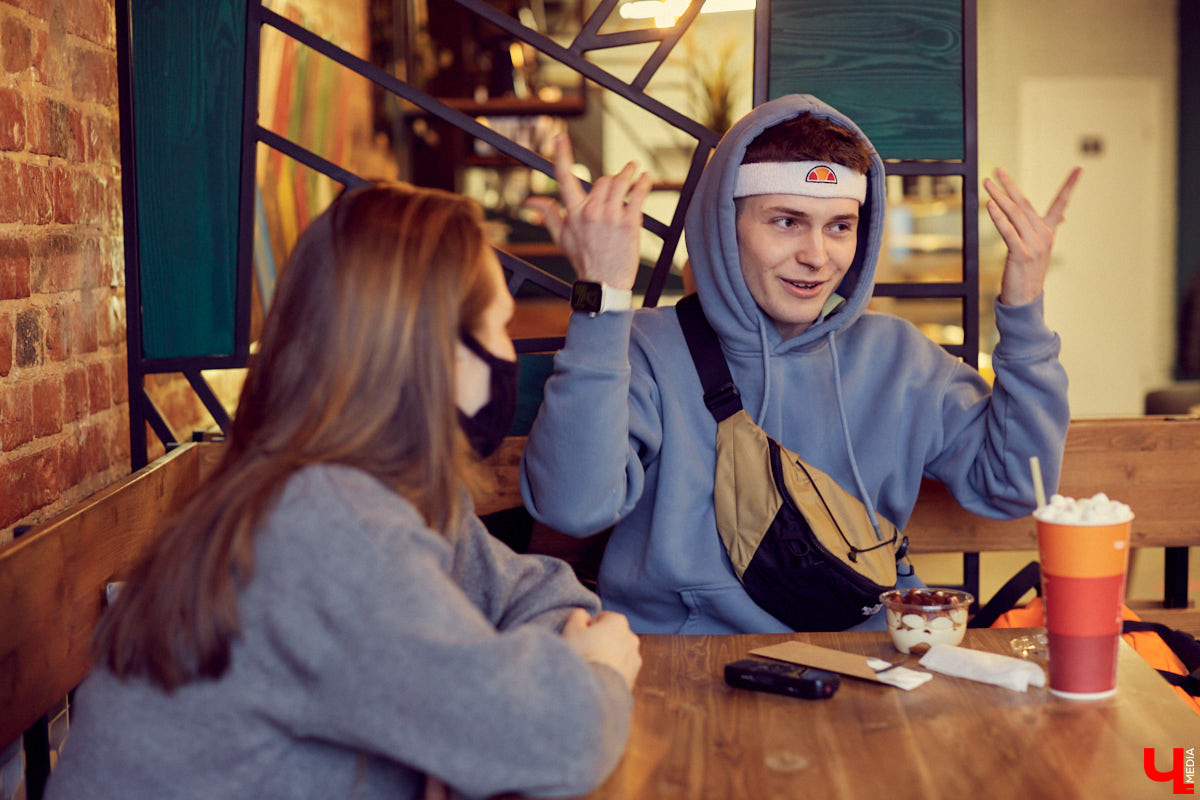 Как творческий стимул сподвигает к переработкам? Общаемся с необычным официантом Иваном Бакалейским, который умеет зарабатывать вне зависимости от обстоятельств и без этих ваших «нормальных работ».