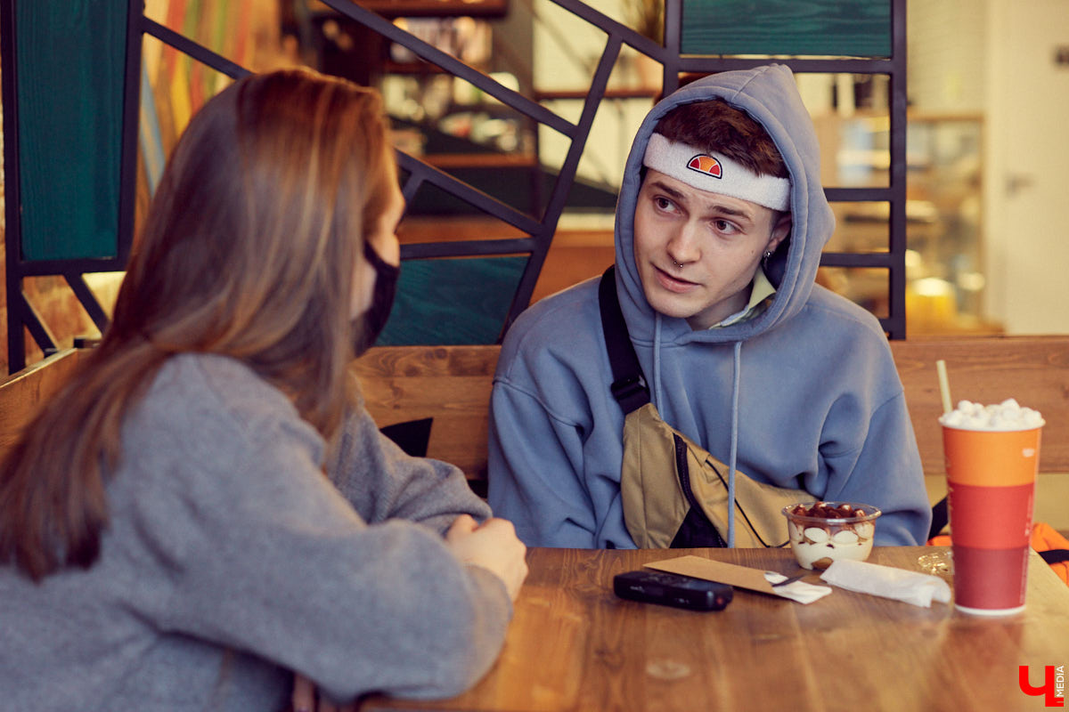 Как творческий стимул сподвигает к переработкам? Общаемся с необычным официантом Иваном Бакалейским, который умеет зарабатывать вне зависимости от обстоятельств и без этих ваших «нормальных работ».