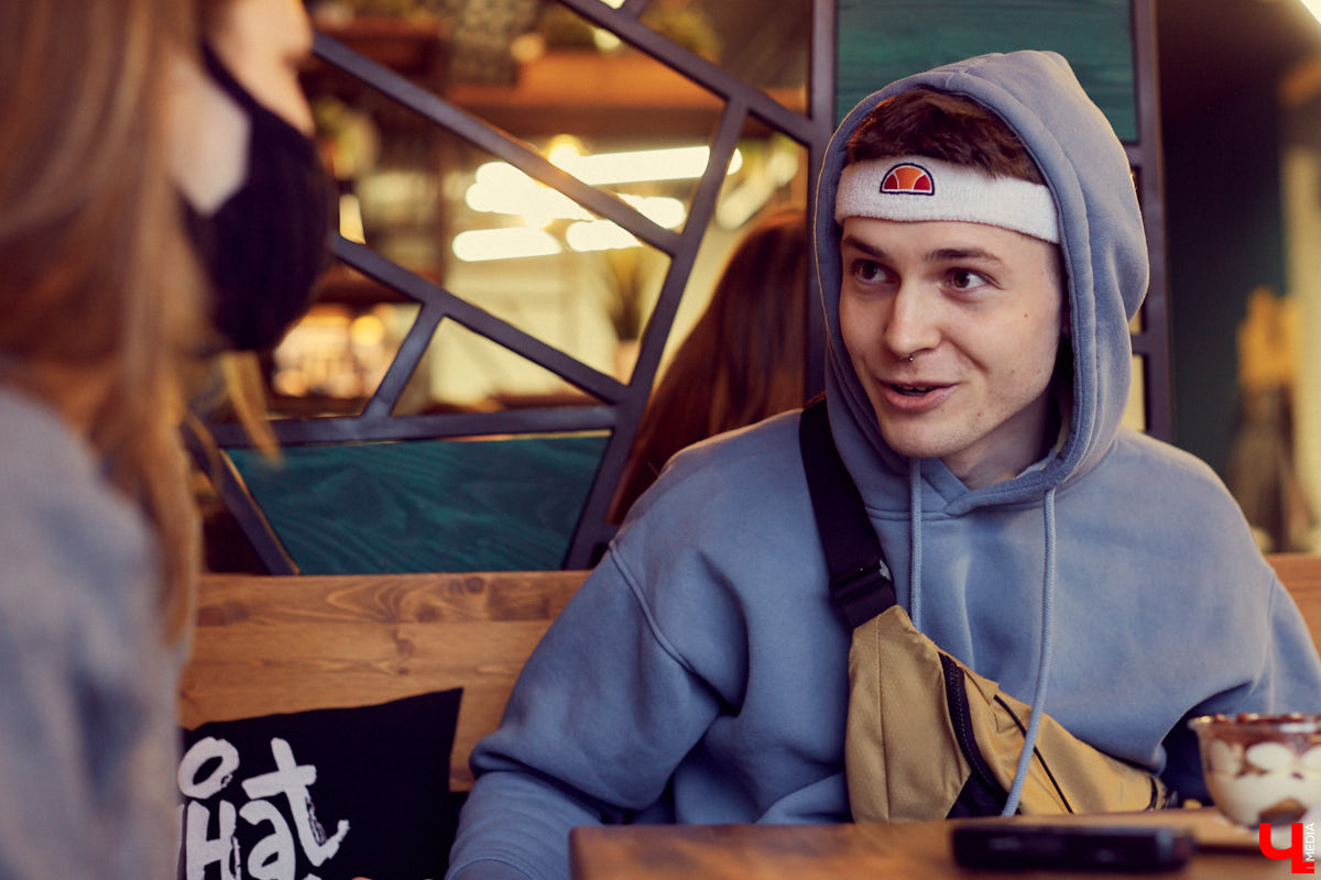 Как творческий стимул сподвигает к переработкам? Общаемся с необычным официантом Иваном Бакалейским, который умеет зарабатывать вне зависимости от обстоятельств и без этих ваших «нормальных работ».