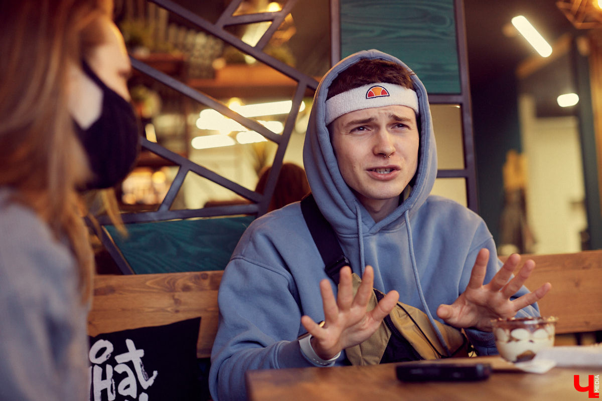 Как творческий стимул сподвигает к переработкам? Общаемся с необычным официантом Иваном Бакалейским, который умеет зарабатывать вне зависимости от обстоятельств и без этих ваших «нормальных работ».