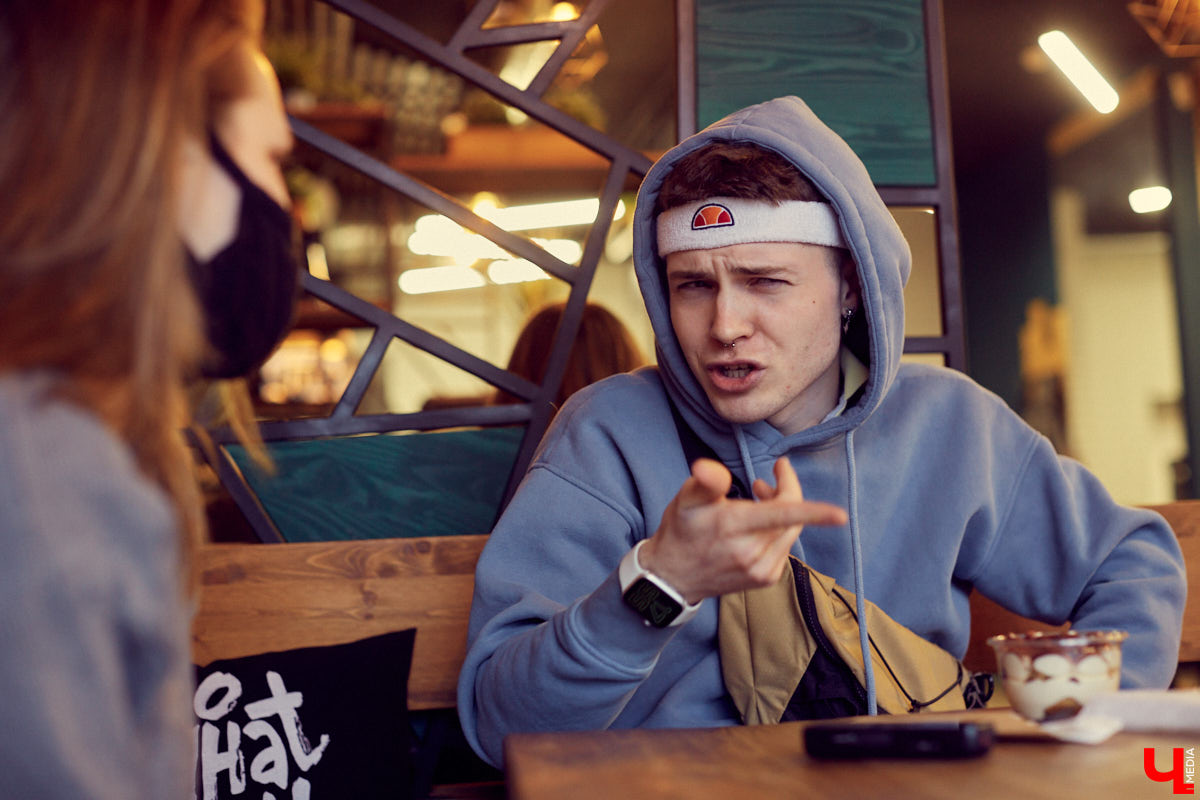 Как творческий стимул сподвигает к переработкам? Общаемся с необычным официантом Иваном Бакалейским, который умеет зарабатывать вне зависимости от обстоятельств и без этих ваших «нормальных работ».