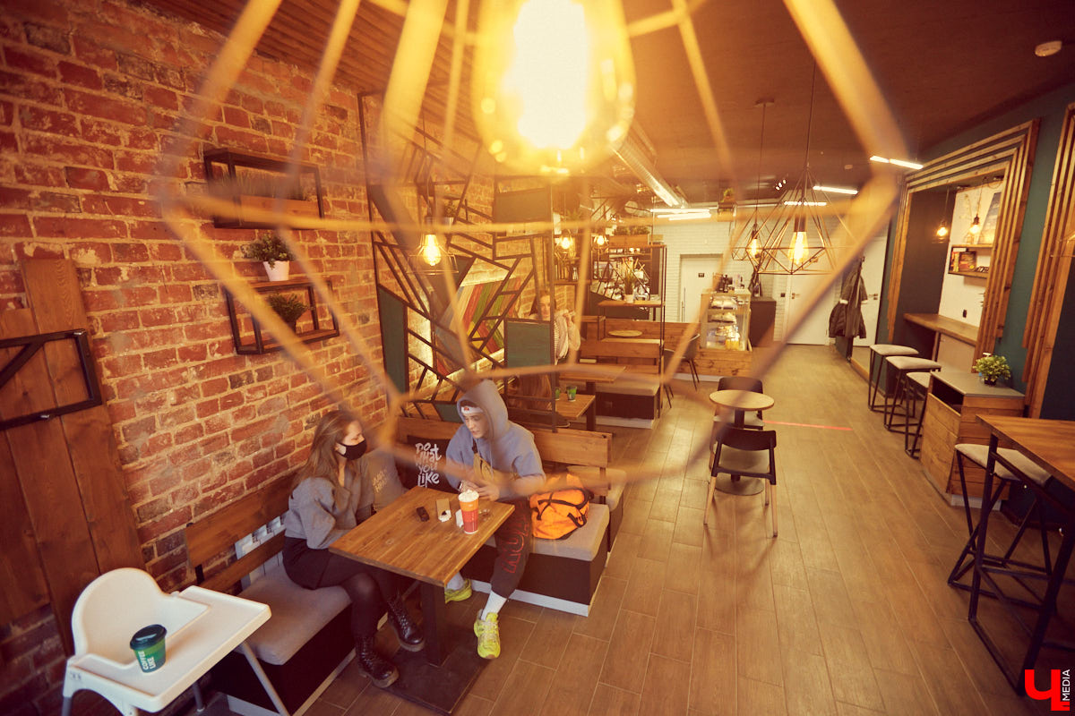 Как творческий стимул сподвигает к переработкам? Общаемся с необычным официантом Иваном Бакалейским, который умеет зарабатывать вне зависимости от обстоятельств и без этих ваших «нормальных работ».