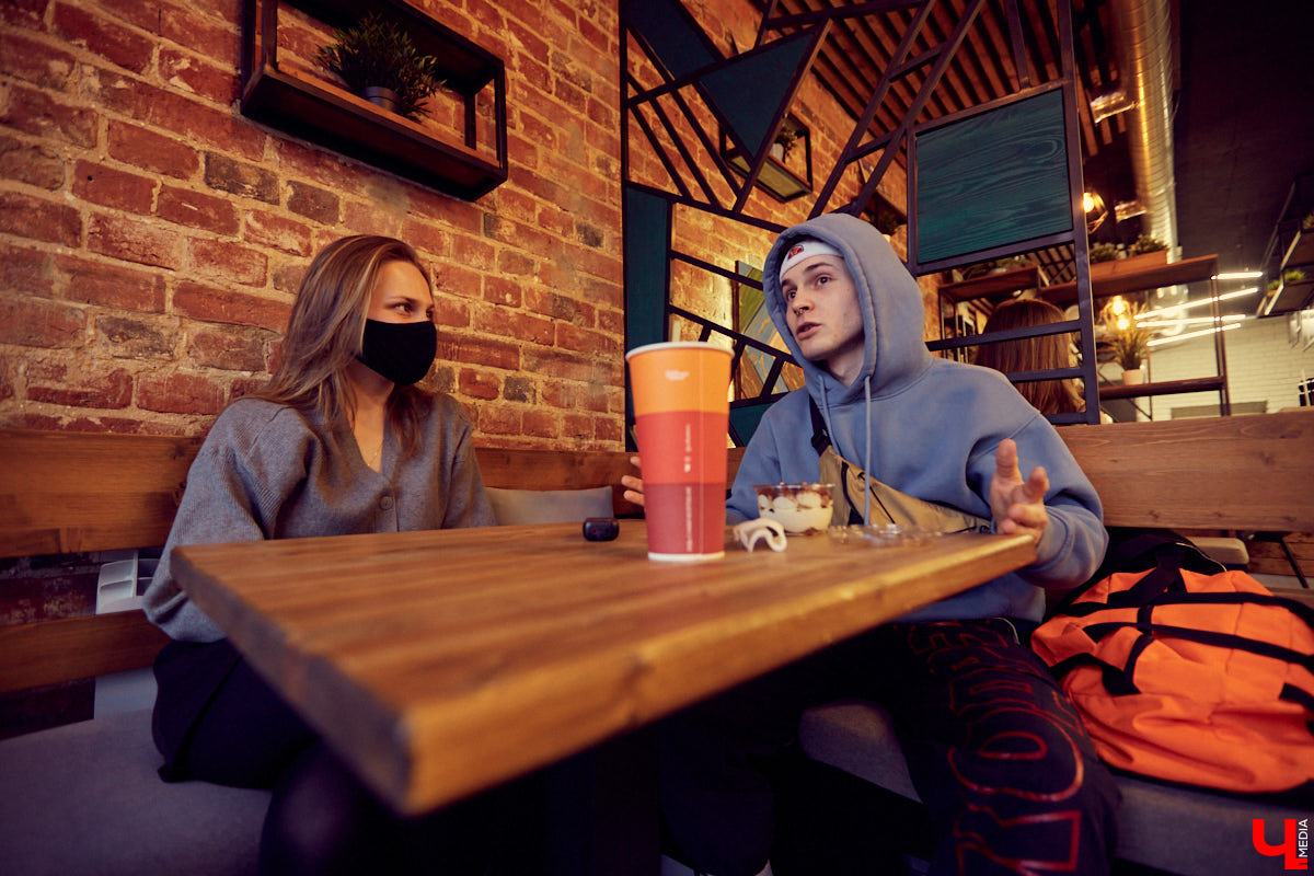 Как творческий стимул сподвигает к переработкам? Общаемся с необычным официантом Иваном Бакалейским, который умеет зарабатывать вне зависимости от обстоятельств и без этих ваших «нормальных работ».