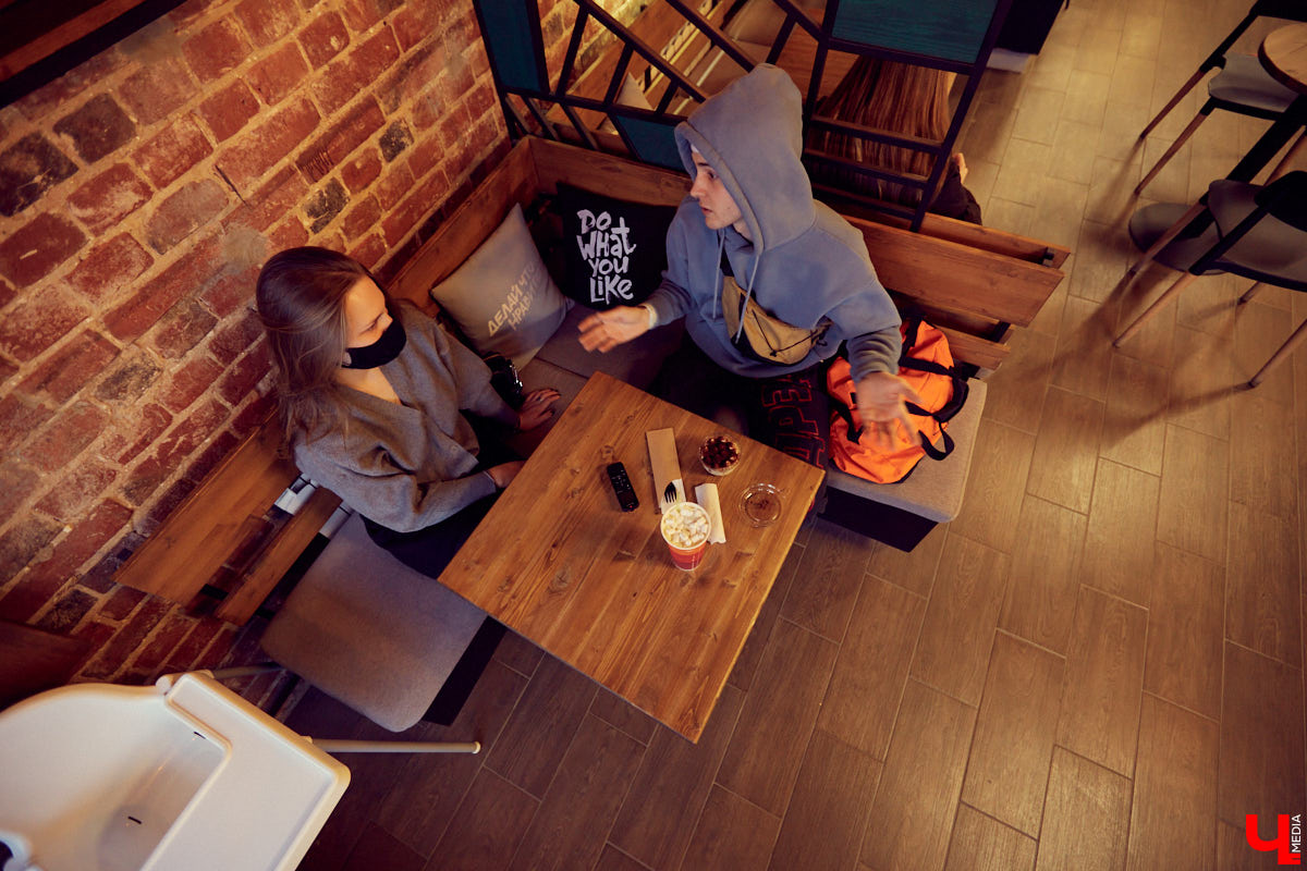 Как творческий стимул сподвигает к переработкам? Общаемся с необычным официантом Иваном Бакалейским, который умеет зарабатывать вне зависимости от обстоятельств и без этих ваших «нормальных работ».