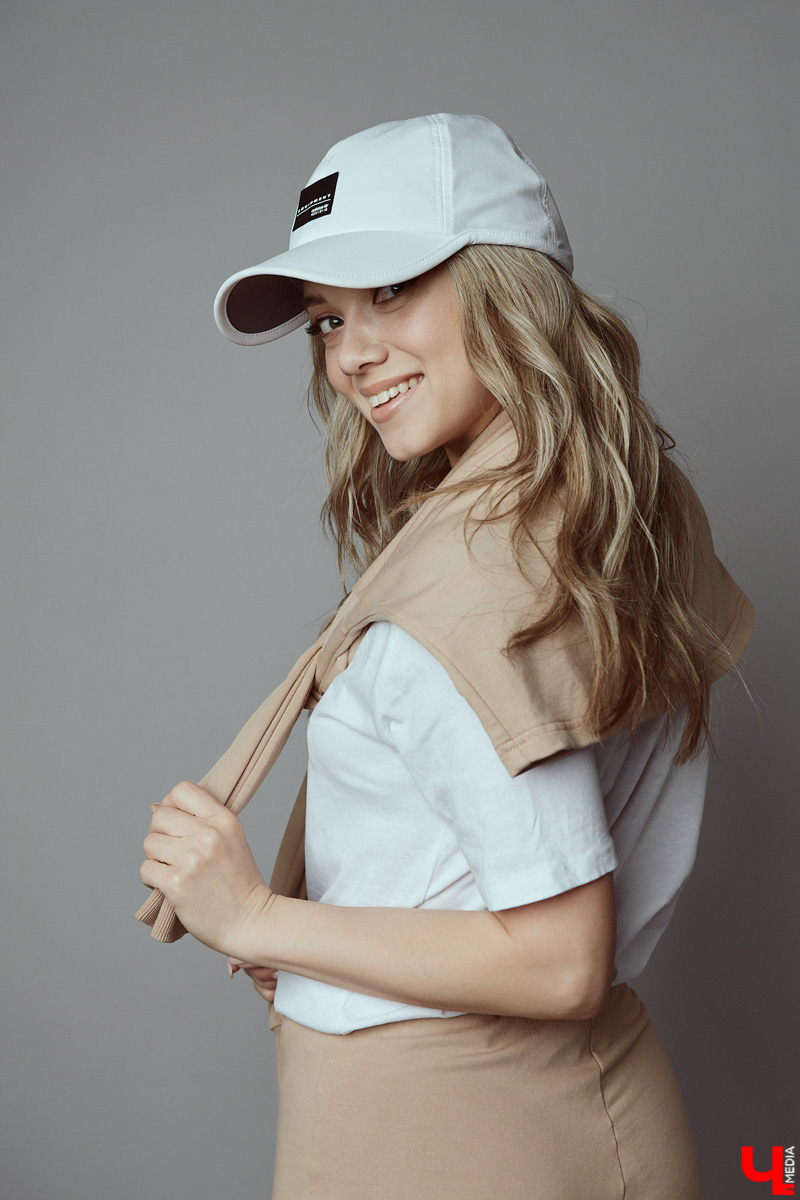 Сменила скучный дресс-код на повседневный кэжуал: стилист по прическам Виктория Черкунова представила нашему изданию свои любимые образы.