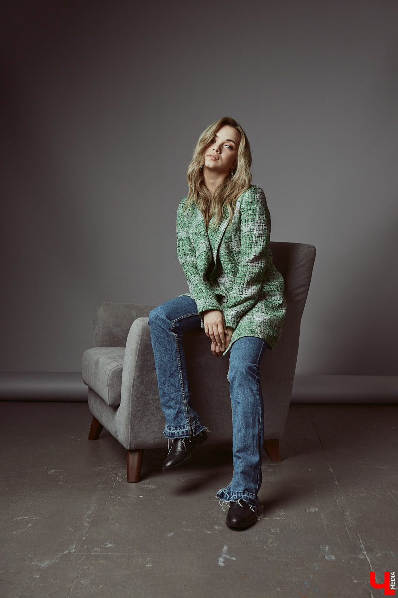 Сменила скучный дресс-код на повседневный кэжуал: стилист по прическам Виктория Черкунова представила нашему изданию свои любимые образы.