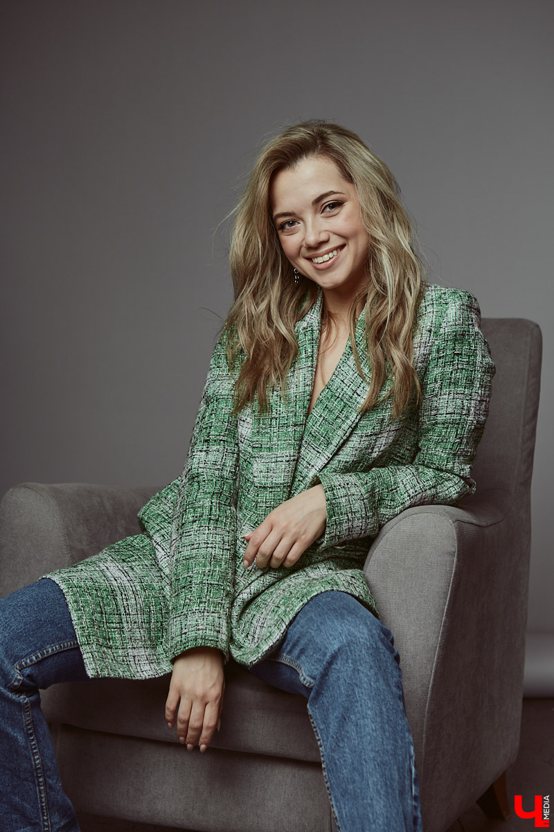 Сменила скучный дресс-код на повседневный кэжуал: стилист по прическам Виктория Черкунова представила нашему изданию свои любимые образы.