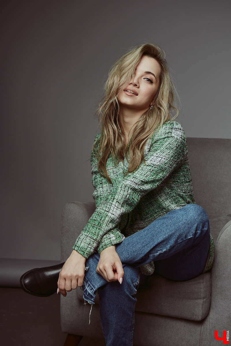 Сменила скучный дресс-код на повседневный кэжуал: стилист по прическам Виктория Черкунова представила нашему изданию свои любимые образы.