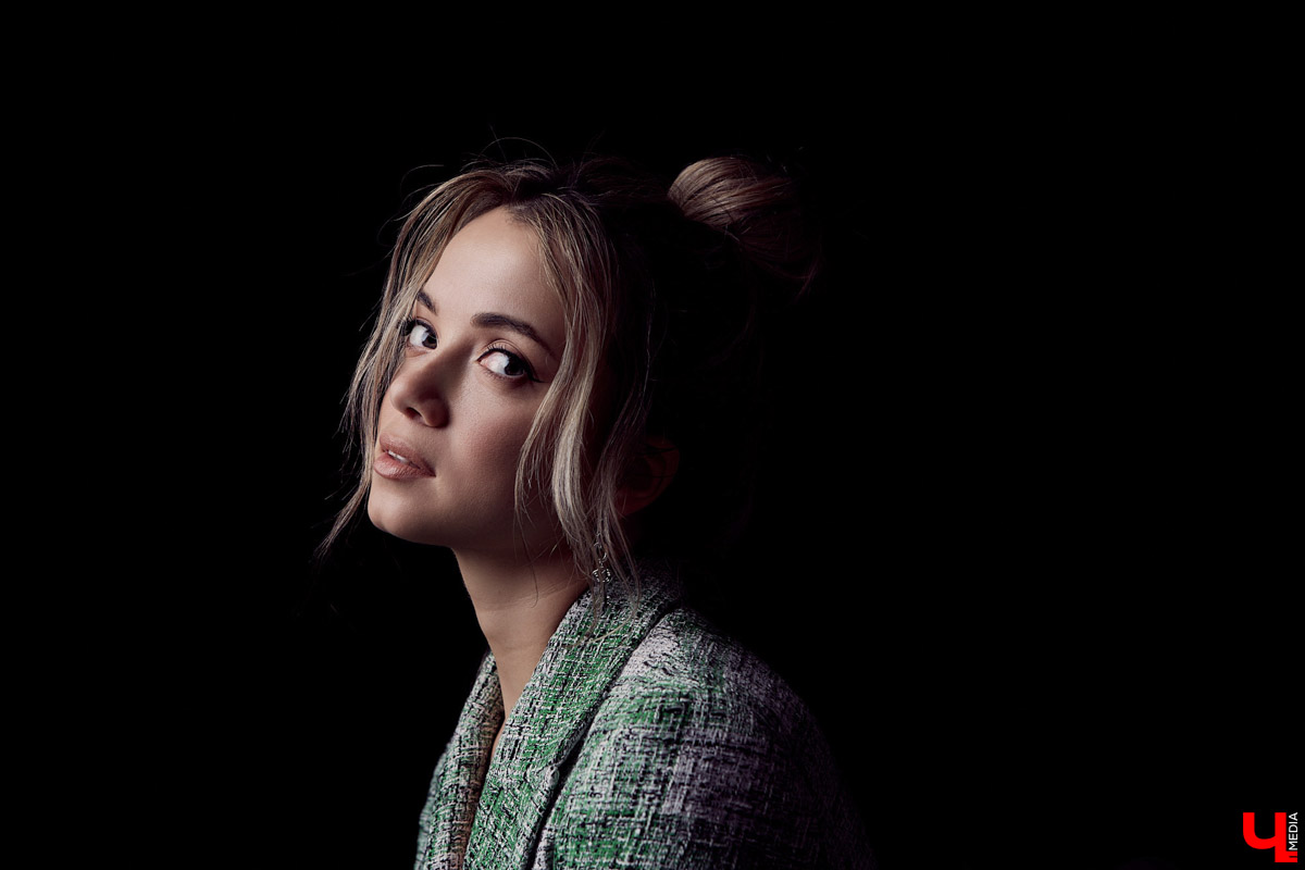 Сменила скучный дресс-код на повседневный кэжуал: стилист по прическам Виктория Черкунова представила нашему изданию свои любимые образы.